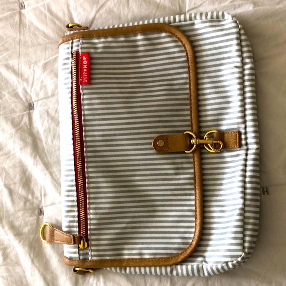 Ship hop mini diaper changer back. Missing strap. Good conditions.